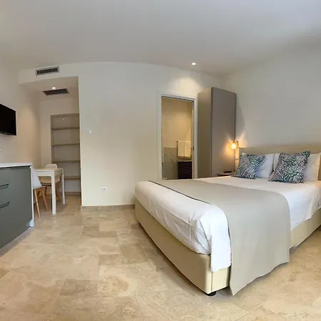 Achiropita Aparthotel *