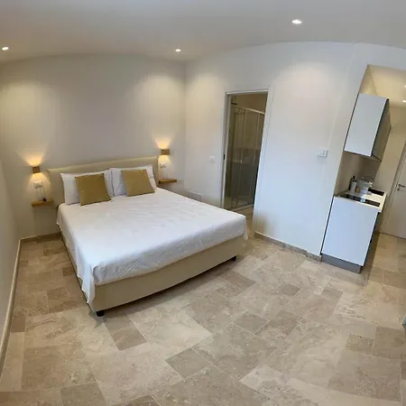 Achiropita Aparthotel *
