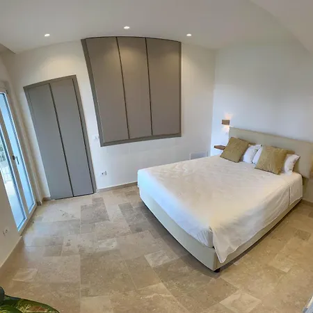 Achiropita Aparthotel 4*