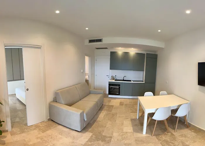 מלון דירות Achiropita 4*