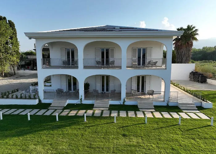 מלון דירות Achiropita 4*